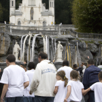 10. « La Source d’Espoir : Témoignages Émouvants du Pèlerinage à Lourdes »
